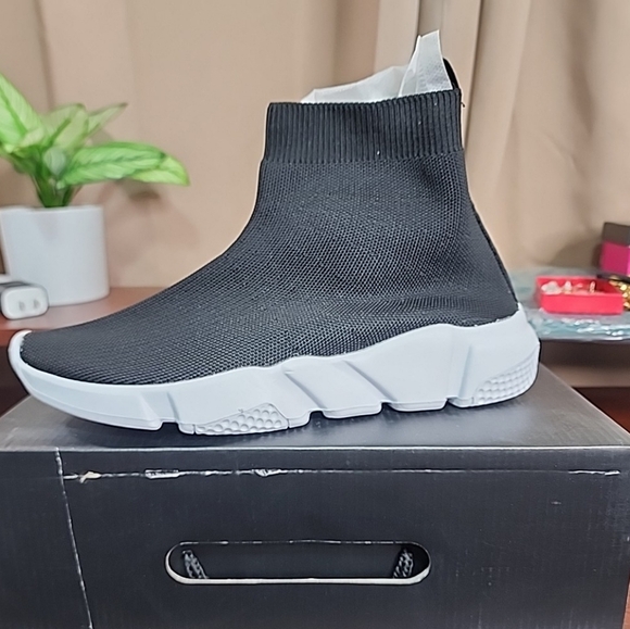 Fashion Nova Slip On Sock Sneakers. Size 9. Brand New In Box - Picture 2 of 4